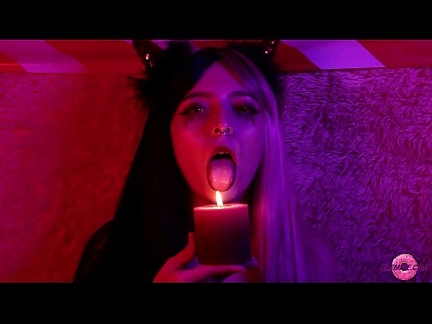 ❤️ Μια παθιασμένη πίπα από ένα σέξι Succubus με ένα σπέρμα στο στόμα της. Βίντεο σεξ ❤